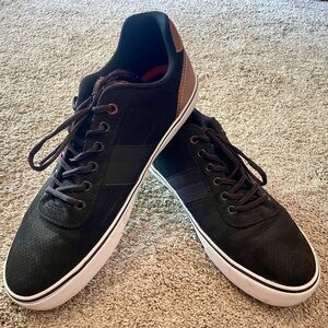 Levi’s men’s black fabric sneakers
